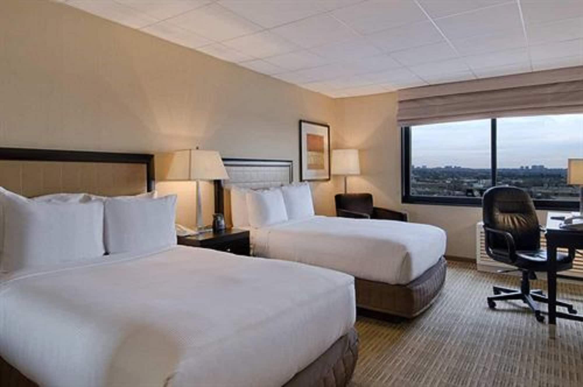 Отель Hilton Hasbrouck Heights-Meadowlands Экстерьер фото