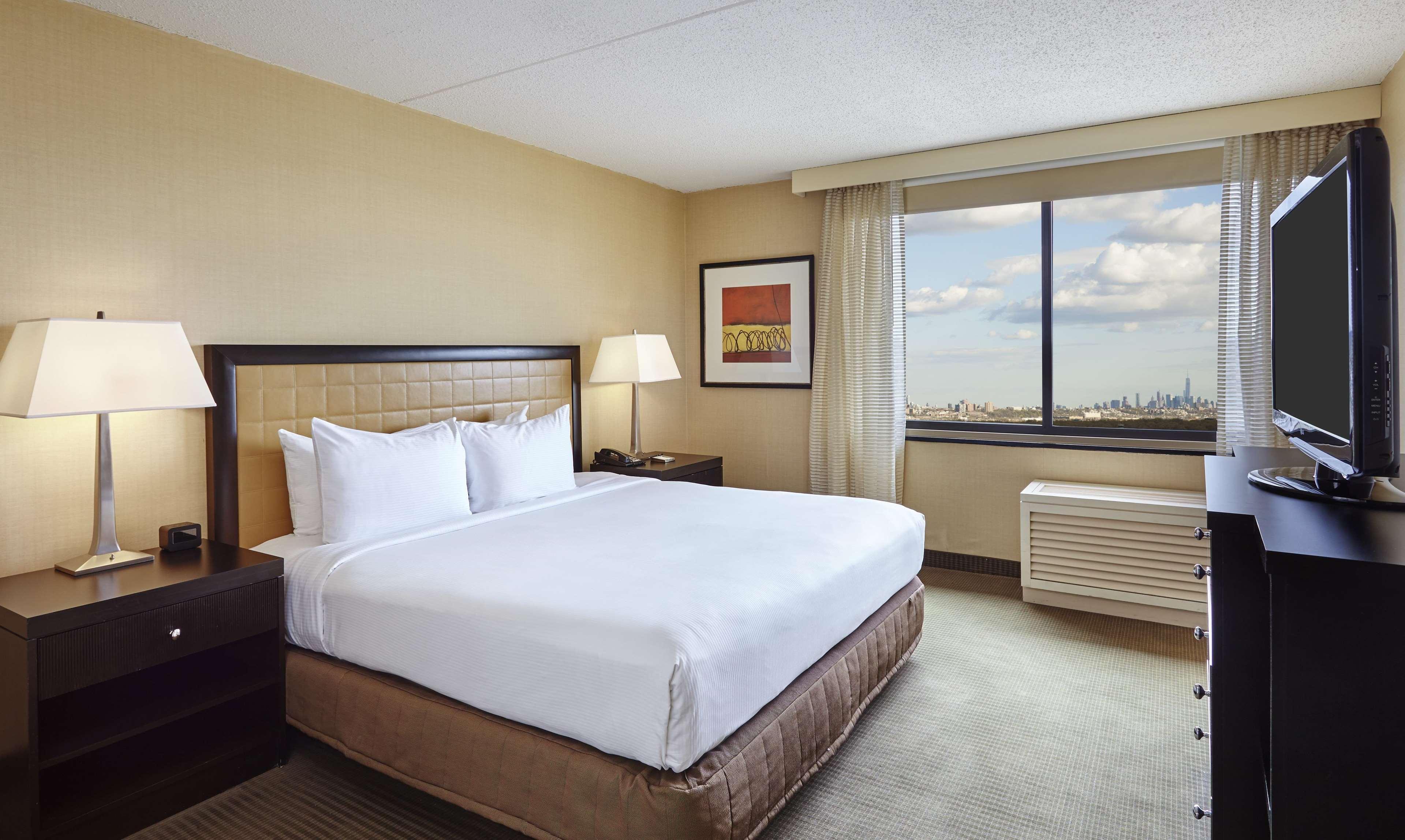 Отель Hilton Hasbrouck Heights-Meadowlands Экстерьер фото