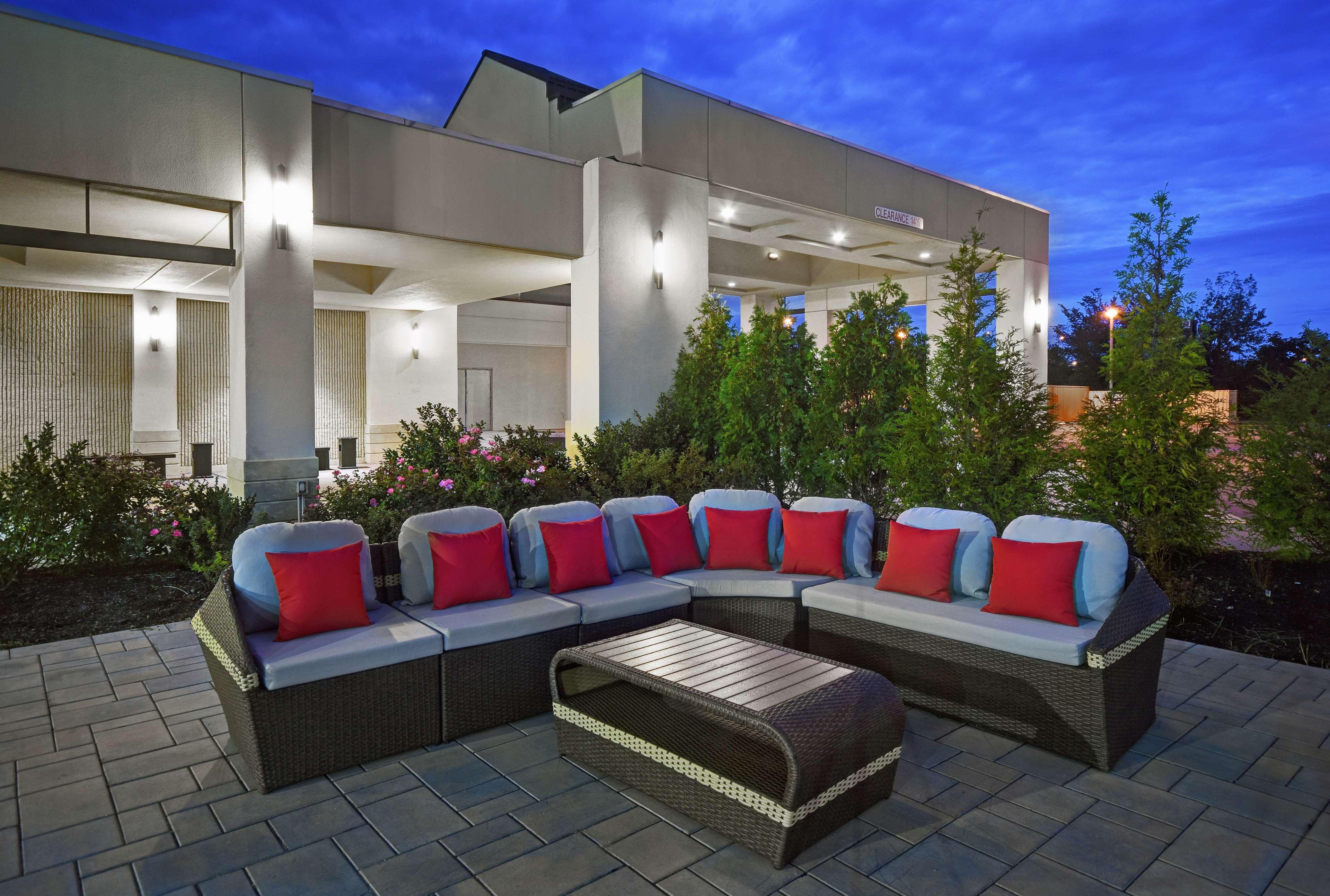 Отель Hilton Hasbrouck Heights-Meadowlands Экстерьер фото