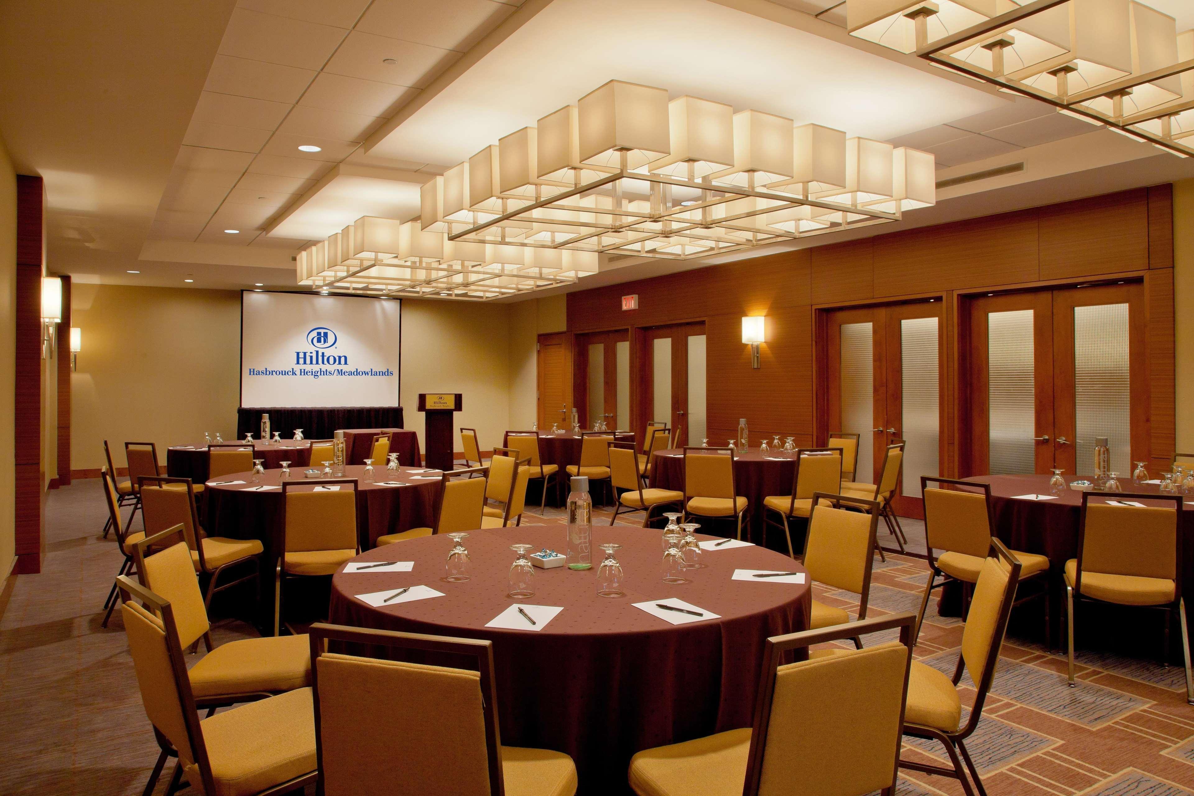Отель Hilton Hasbrouck Heights-Meadowlands Экстерьер фото